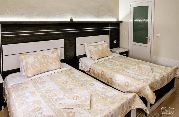 Vila Leo Lux Корча Екстериор снимка