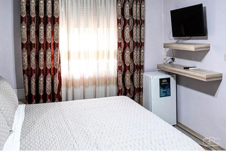 Vila Leo Lux Корча Екстериор снимка