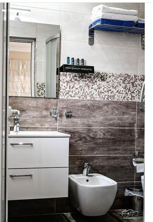 Vila Leo Lux Корча Екстериор снимка