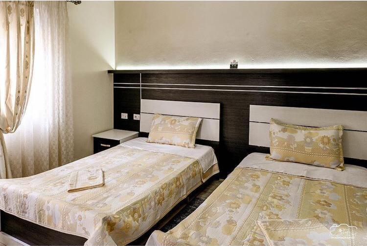 Vila Leo Lux Корча Екстериор снимка