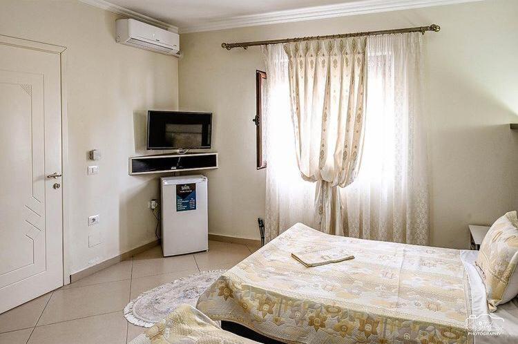 Vila Leo Lux Корча Екстериор снимка